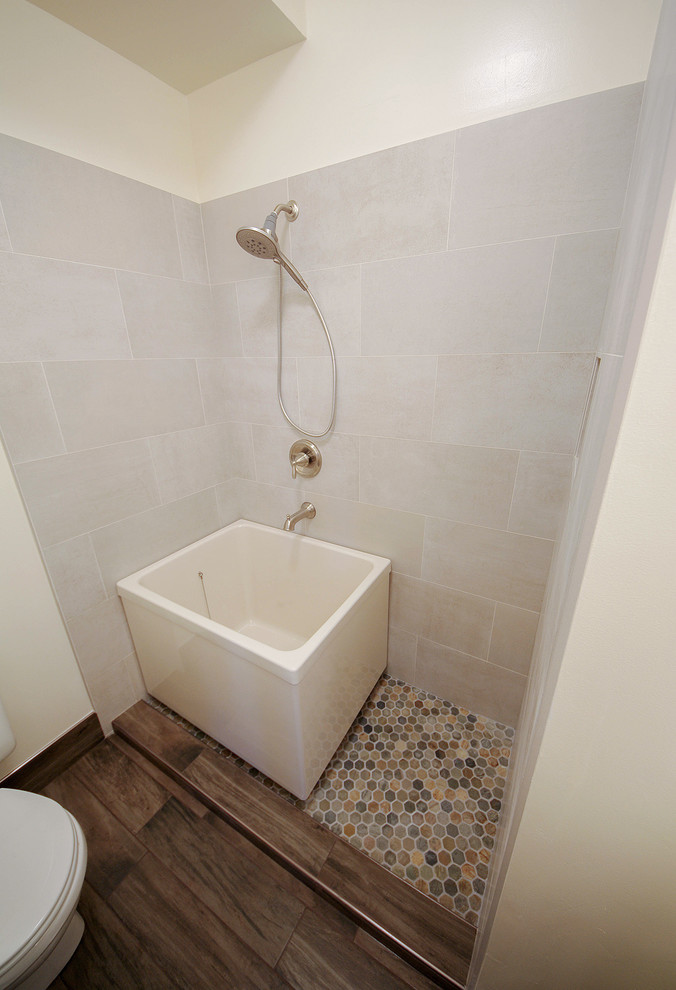 Aménagement d'une salle de bain principale asiatique de taille moyenne avec une baignoire indépendante, un espace douche bain, un carrelage beige, des carreaux de porcelaine et un sol multicolore.
