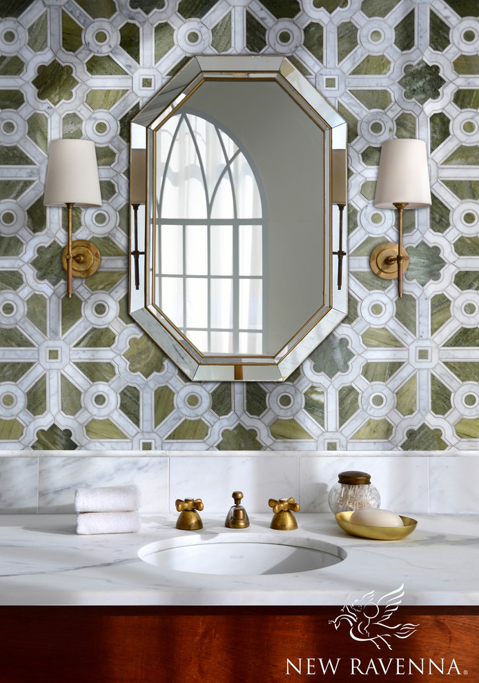 Идея дизайна: главная ванная комната в современном стиле с врезной раковиной, фасадами цвета дерева среднего тона, мраморной столешницей, белой плиткой, плиткой мозаикой и зелеными стенами