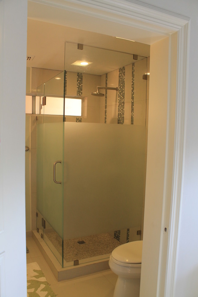 Idéer för mellanstora funkis en-suite badrum, med möbel-liknande, vita skåp, granitbänkskiva, en hörndusch och klinkergolv i småsten