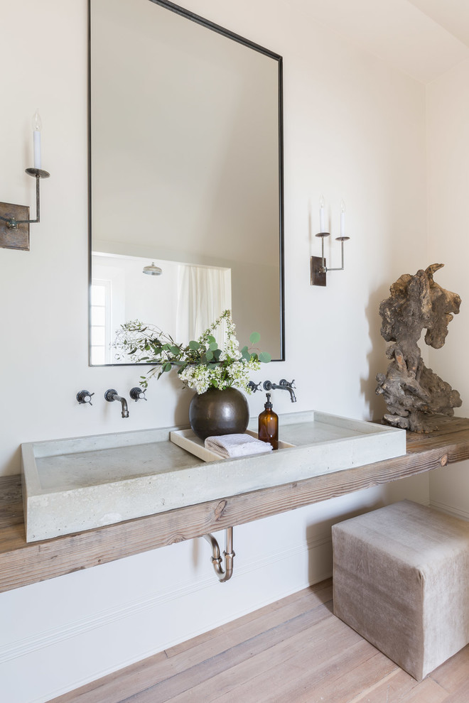 Exemple d'une salle de bain nature avec un mur blanc, parquet clair, une grande vasque, un plan de toilette en bois, un sol beige et un plan de toilette beige.