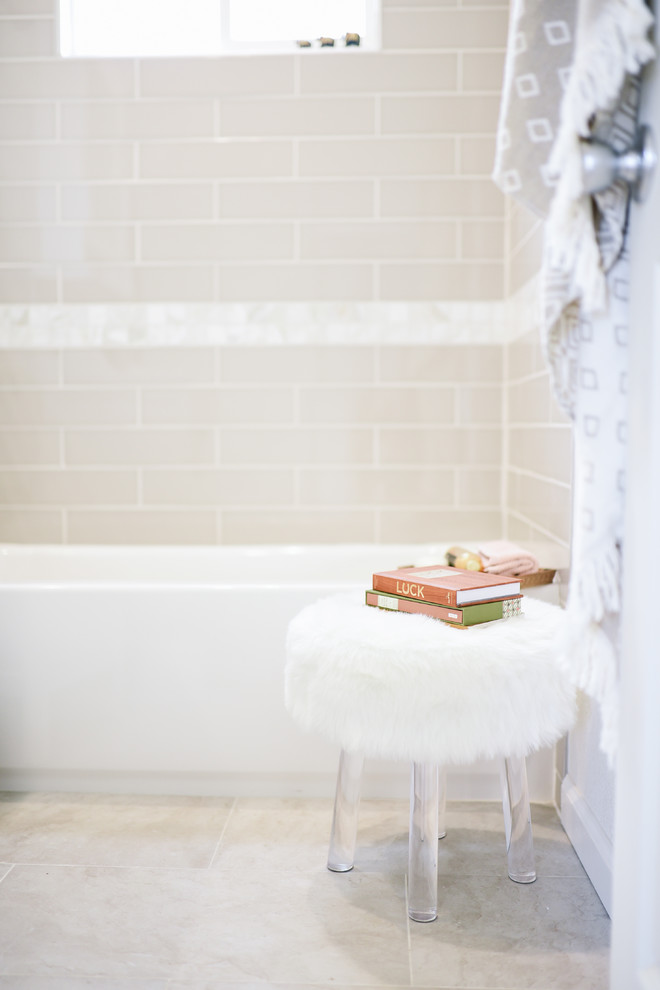 Réalisation d'une petite salle de bain principale tradition avec un placard en trompe-l'oeil, des portes de placard blanches, une baignoire en alcôve, un combiné douche/baignoire, WC à poser, un carrelage gris, des carreaux de céramique, un mur blanc, un sol en carrelage de céramique, un lavabo intégré, un plan de toilette en surface solide, un sol beige et aucune cabine.