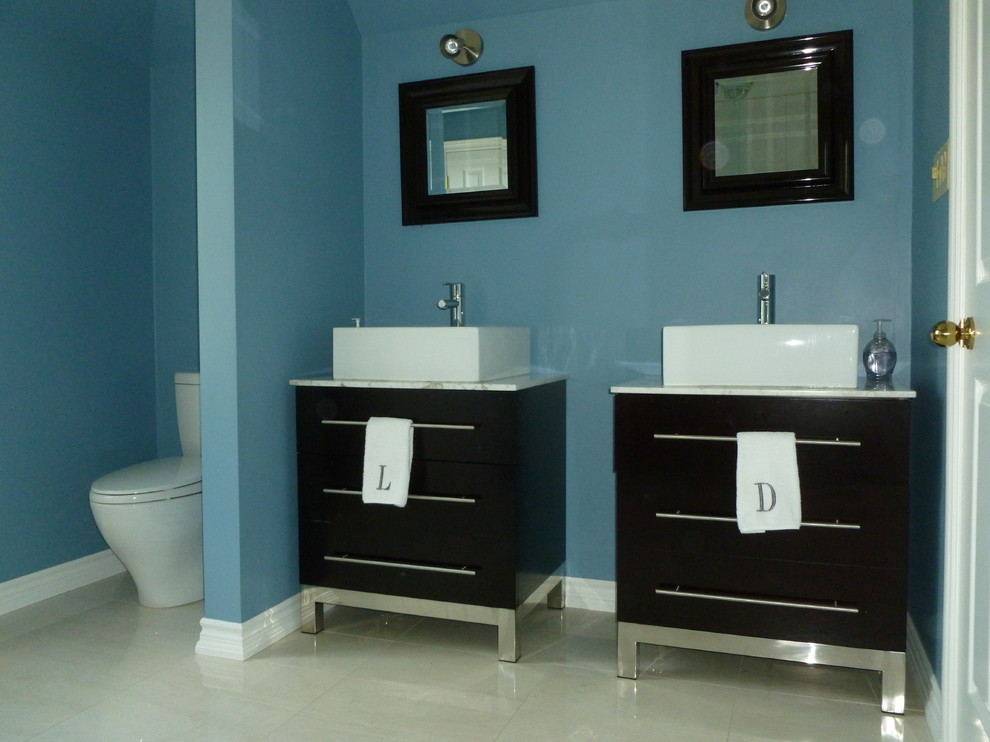 Свежая идея для дизайна: главная ванная комната среднего размера в современном стиле с плоскими фасадами, черными фасадами, унитазом-моноблоком, синими стенами, настольной раковиной, мраморной столешницей и бежевым полом - отличное фото интерьера
