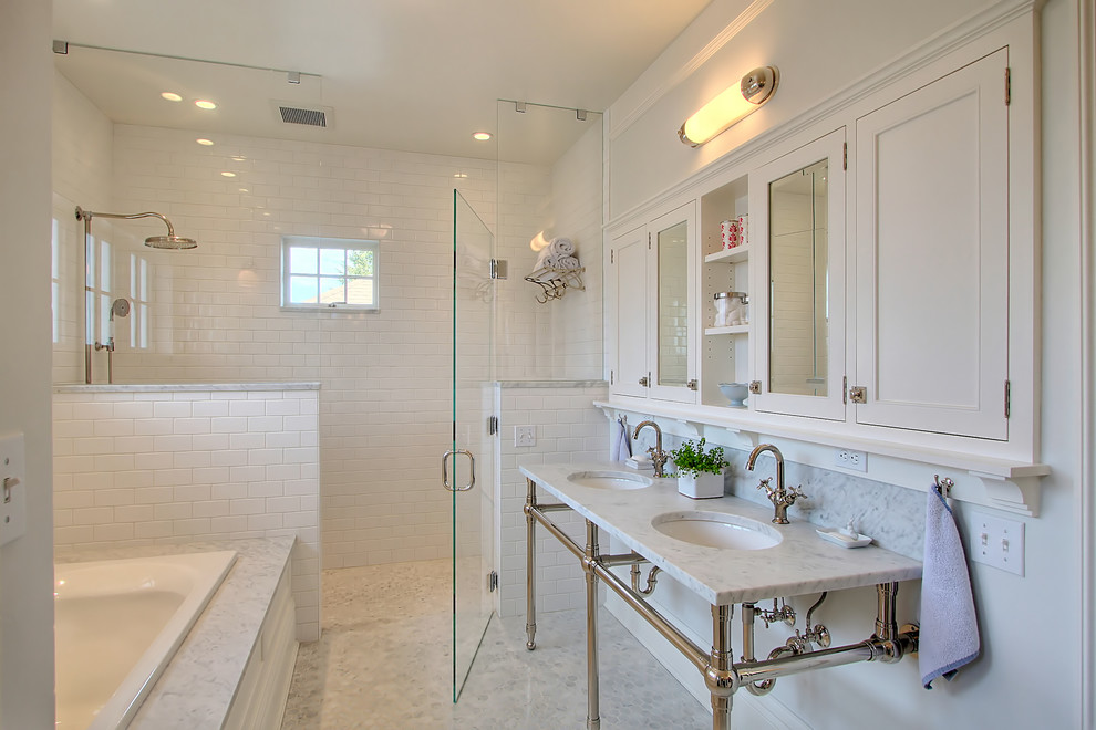 シアトルにあるトラディショナルスタイルのおしゃれな浴室 (アンダーカウンター洗面器、大理石の床) の写真