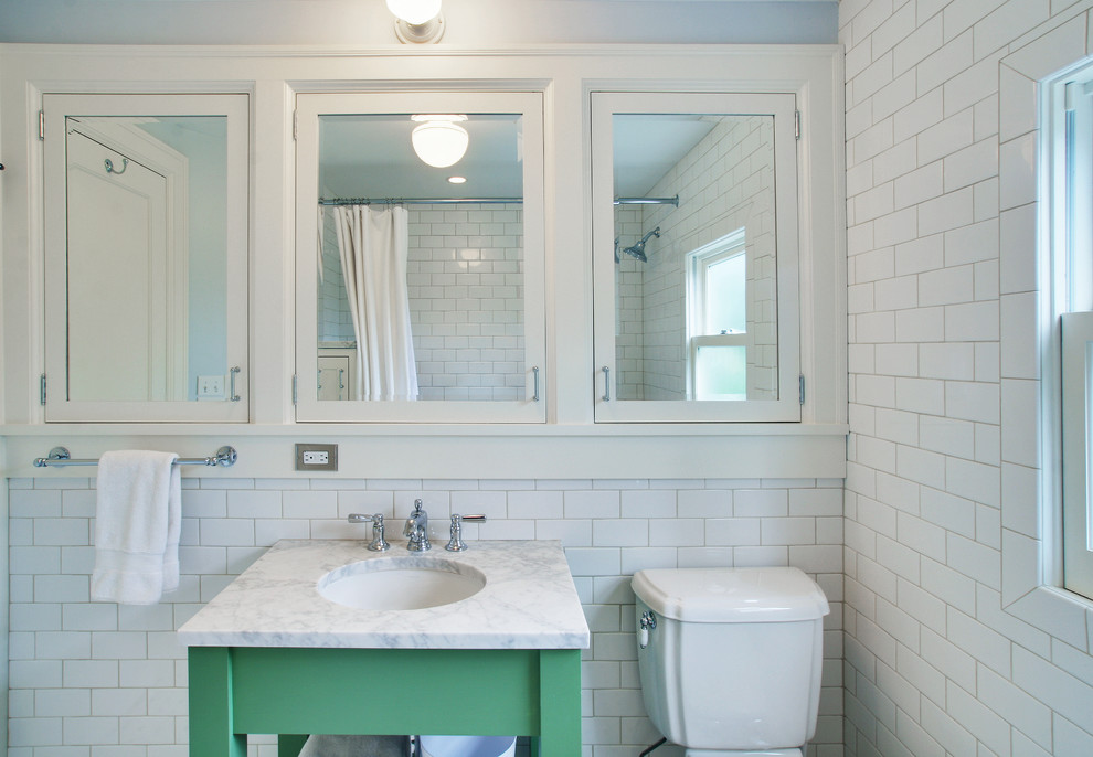 На фото: ванная комната в классическом стиле с врезной раковиной