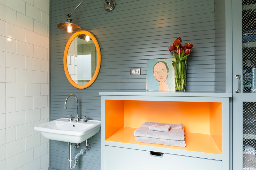 シアトルにあるコンテンポラリースタイルのおしゃれな浴室 (壁付け型シンク) の写真