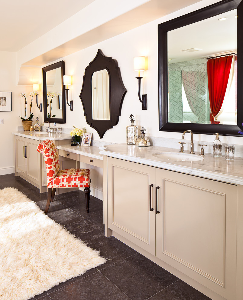 Exempel på ett stort medelhavsstil en-suite badrum, med ett undermonterad handfat, luckor med infälld panel, beige skåp, grå kakel, vita väggar, skiffergolv, marmorbänkskiva, grått golv, ett fristående badkar, en hörndusch, porslinskakel och dusch med gångjärnsdörr