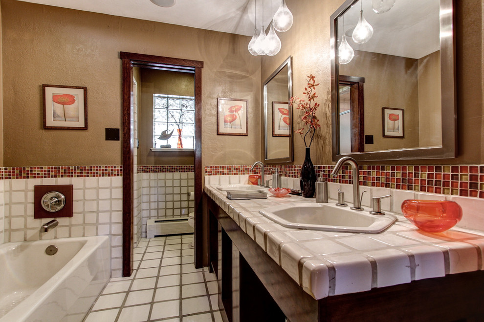 Inredning av ett modernt stort badrum med dusch, med öppna hyllor, skåp i mörkt trä, ett badkar i en alkov, brun kakel, orange kakel, gul kakel, bruna väggar, klinkergolv i keramik, ett nedsänkt handfat, kaklad bänkskiva, mosaik och vitt golv