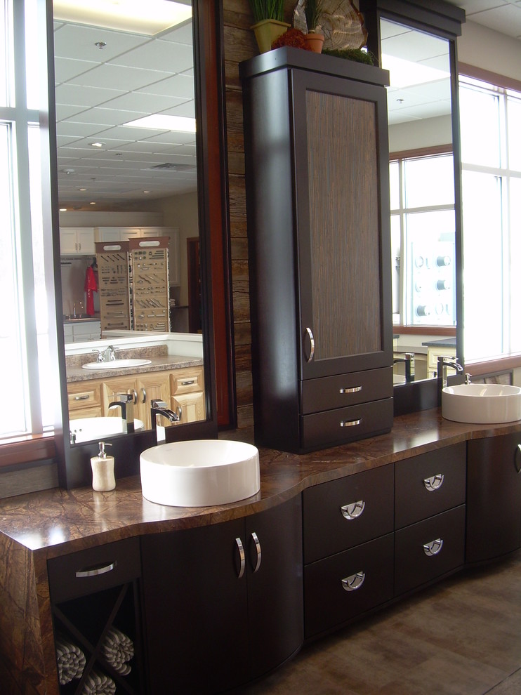 Immagine di una stanza da bagno padronale contemporanea di medie dimensioni con lavabo a bacinella, ante lisce, ante in legno bruno, top in laminato e pareti marroni
