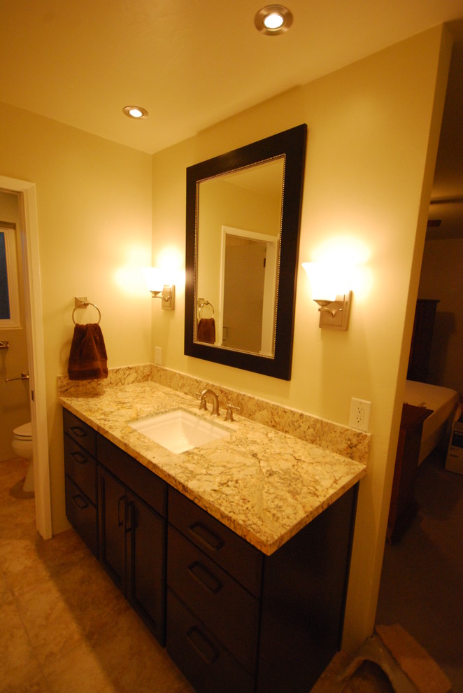 Пример оригинального дизайна: ванная комната в классическом стиле с врезной раковиной, фасадами в стиле шейкер, темными деревянными фасадами, столешницей из гранита, раздельным унитазом, бежевой плиткой и керамогранитной плиткой