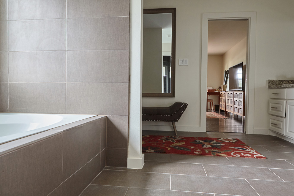 Modernes Badezimmer mit Einbaubadewanne, grauen Fliesen, Porzellanfliesen, weißer Wandfarbe, Porzellan-Bodenfliesen, Granit-Waschbecken/Waschtisch, grauem Boden und grauer Waschtischplatte in Austin