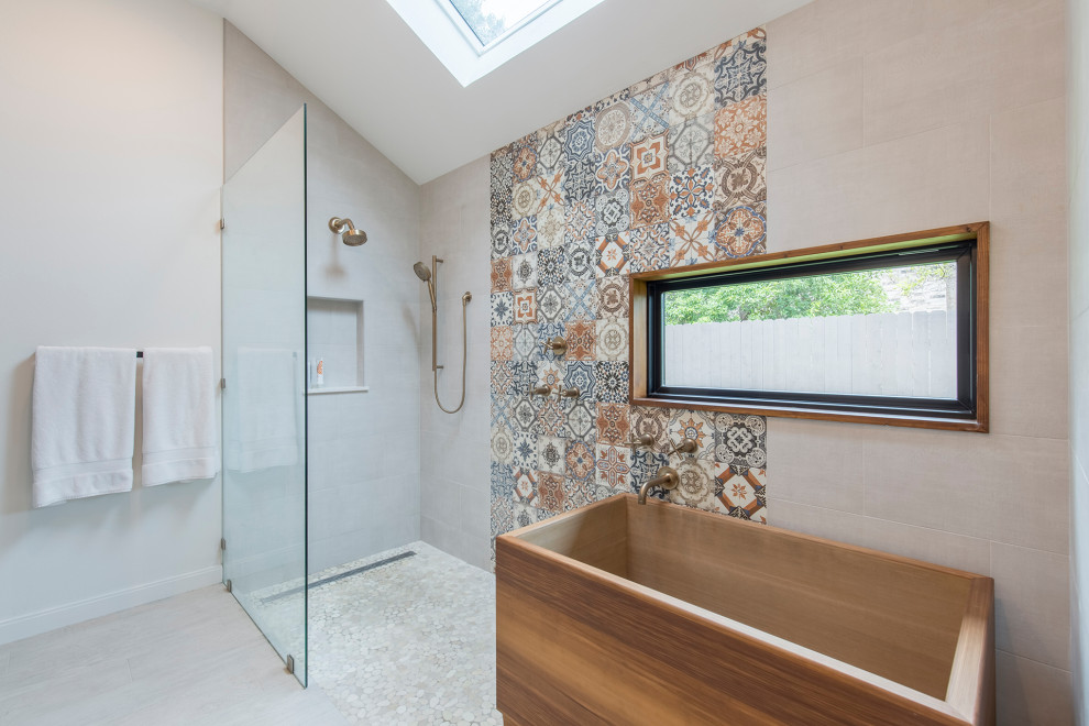 Inspiration för ett mellanstort funkis en-suite badrum, med ett japanskt badkar, en dusch/badkar-kombination, keramikplattor, flerfärgade väggar, klinkergolv i porslin, vitt golv och med dusch som är öppen