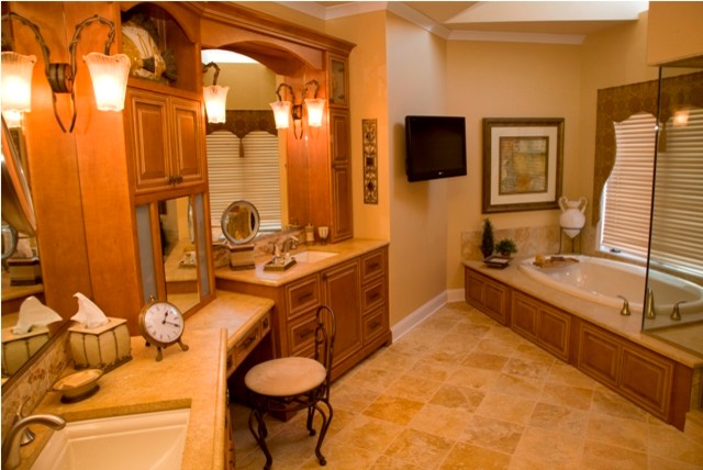 Exempel på ett mellanstort klassiskt en-suite badrum, med luckor med upphöjd panel, skåp i mellenmörkt trä, ett badkar i en alkov, en hörndusch, beige väggar, ett undermonterad handfat och granitbänkskiva