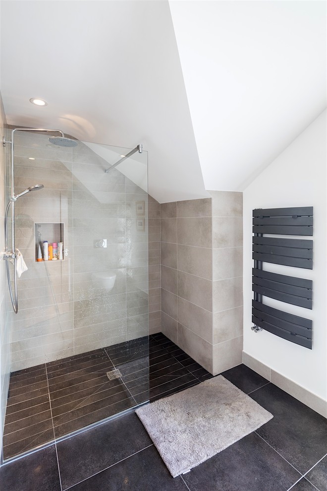 На фото: большая главная ванная комната в стиле модернизм с открытым душем, серой плиткой, керамической плиткой, полом из керамической плитки, серым полом и открытым душем с