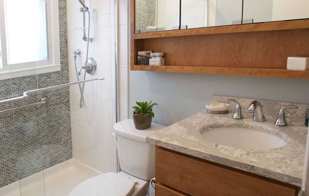Ejemplo de cuarto de baño tradicional renovado pequeño con ducha empotrada, paredes azules, suelo de baldosas de porcelana y aseo y ducha