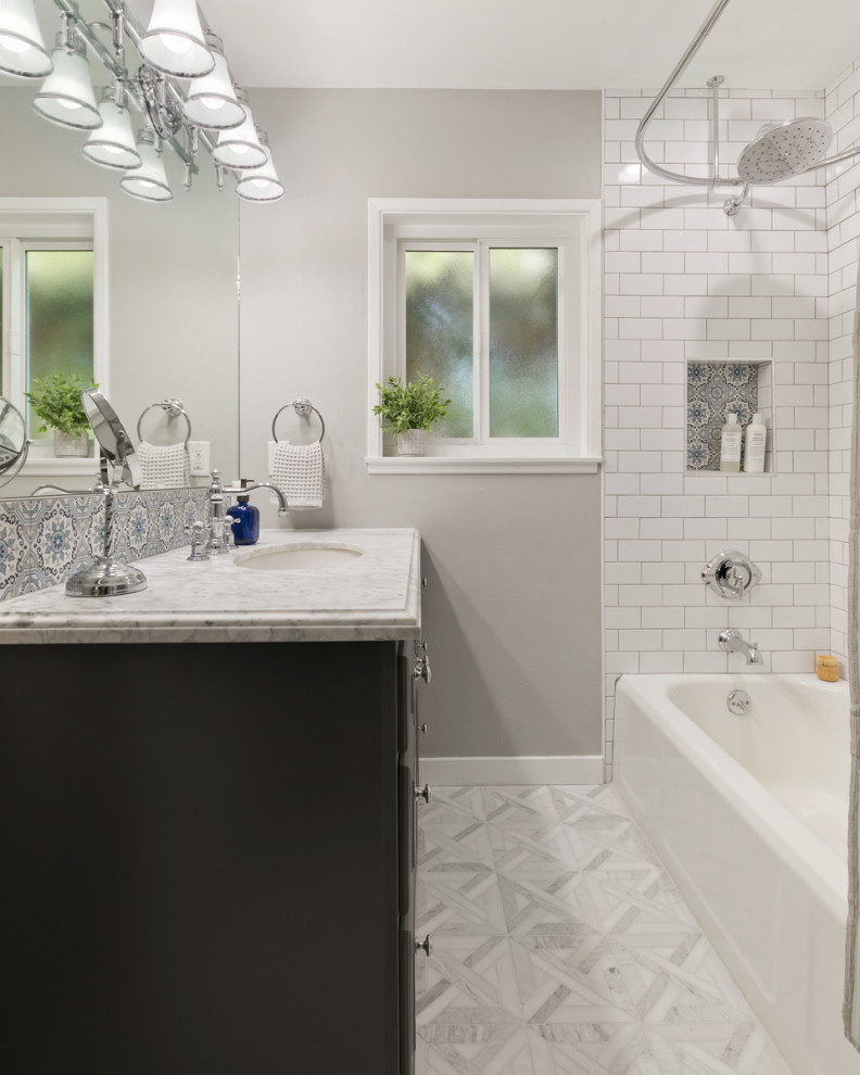 Пример оригинального дизайна: ванная комната среднего размера в классическом стиле с фасадами с выступающей филенкой, серыми фасадами, душем над ванной, белой плиткой, серыми стенами, полом из керамогранита, накладной раковиной, мраморной столешницей, белым полом, белой столешницей, тумбой под одну раковину и напольной тумбой
