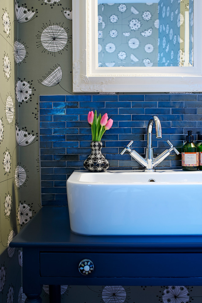 На фото: маленькая ванная комната в современном стиле с разноцветными стенами и настольной раковиной для на участке и в саду
