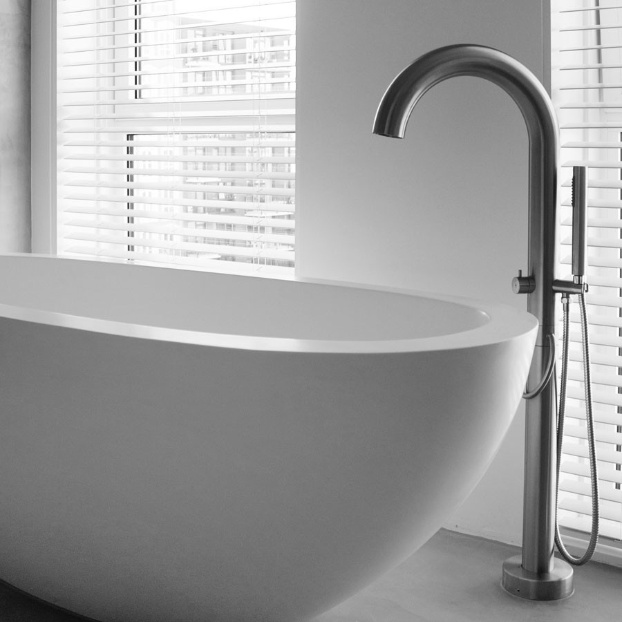 Идея дизайна: главная ванная комната среднего размера в стиле модернизм с отдельно стоящей ванной, белыми стенами, бетонным полом и серым полом