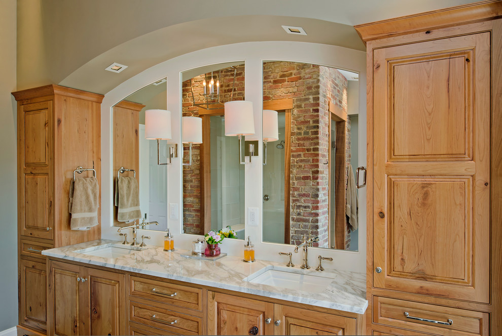 Exempel på ett stort klassiskt en-suite badrum, med ett undermonterad handfat, luckor med upphöjd panel, skåp i mellenmörkt trä, marmorbänkskiva, en dubbeldusch och grå kakel