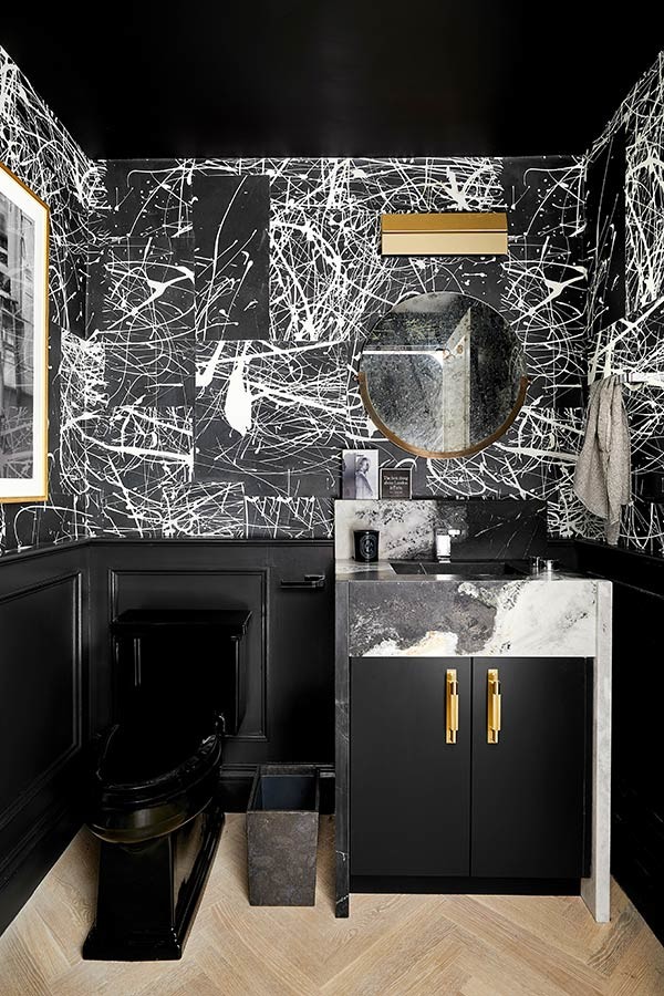 Ispirazione per una piccola stanza da bagno minimalista con parquet chiaro e pavimento beige
