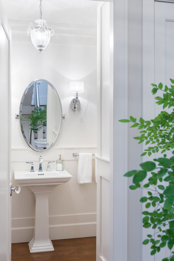 На фото: маленькая ванная комната в стиле неоклассика (современная классика) с белыми стенами, паркетным полом среднего тона, душевой кабиной и раковиной с пьедесталом для на участке и в саду