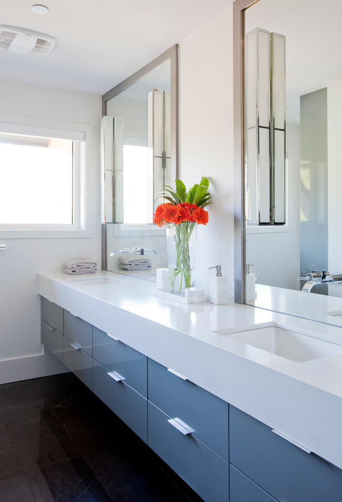 Modelo de cuarto de baño principal contemporáneo de tamaño medio con armarios con paneles lisos, puertas de armario grises, paredes blancas, suelo de mármol, lavabo bajoencimera y encimera de cuarzo compacto