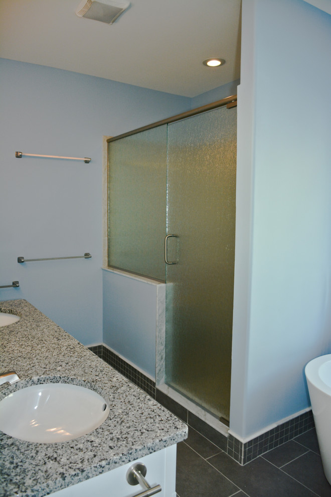 Foto di una stanza da bagno padronale design con vasca freestanding, doccia alcova, pareti blu, lavabo sottopiano, top in quarzo composito, pavimento nero, porta doccia a battente e top grigio