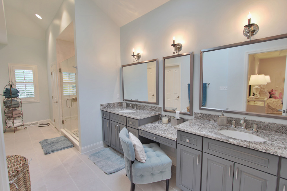 Idéer för ett stort klassiskt en-suite badrum, med ett undermonterad handfat, luckor med upphöjd panel, grå skåp, granitbänkskiva, grå kakel, blå väggar, klinkergolv i keramik och en dusch i en alkov