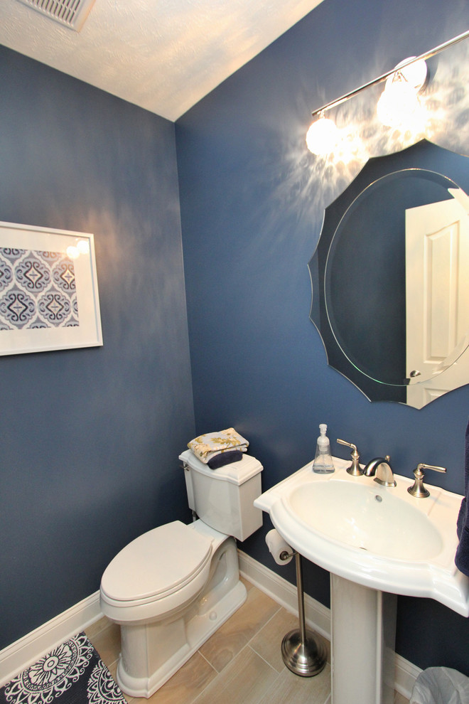 Modelo de cuarto de baño tradicional renovado con lavabo con pedestal, baldosas y/o azulejos beige, baldosas y/o azulejos de cemento, paredes azules y suelo de baldosas de cerámica