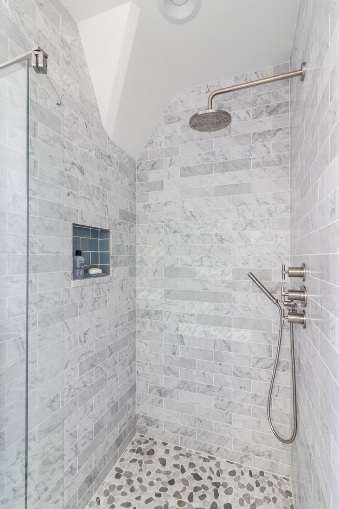Diseño de cuarto de baño principal tradicional renovado con ducha empotrada, paredes grises, suelo de baldosas tipo guijarro, suelo multicolor y ducha con puerta con bisagras