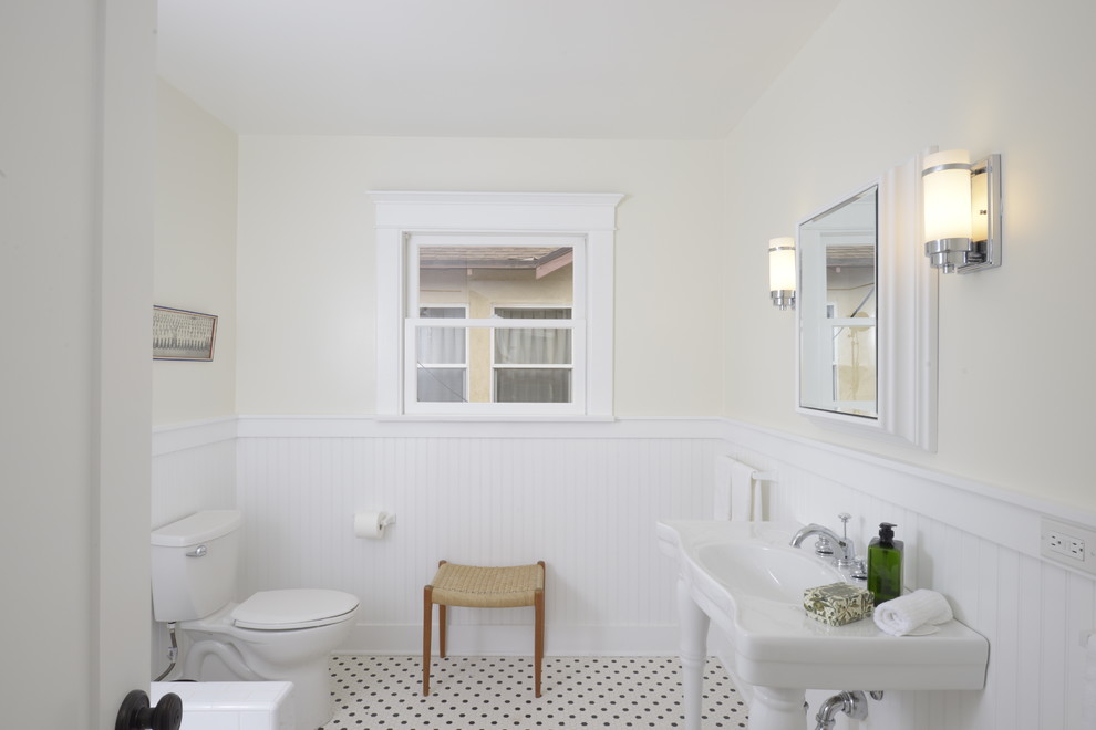 ロサンゼルスにある低価格の中くらいなトラディショナルスタイルのおしゃれな浴室 (白いタイル、サブウェイタイル、シャワー付き浴槽	、分離型トイレ、コンソール型シンク、白い壁、セラミックタイルの床) の写真