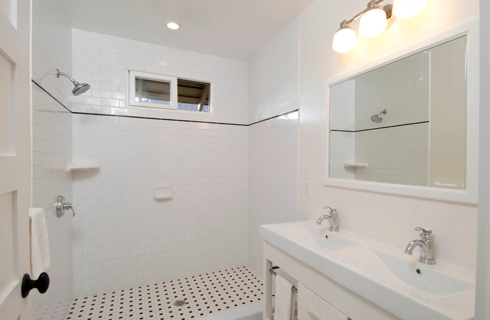На фото: главная ванная комната среднего размера в стиле кантри с открытыми фасадами, белыми фасадами, белой плиткой, плиткой кабанчик, душем в нише, раздельным унитазом, консольной раковиной, белыми стенами и полом из керамической плитки с