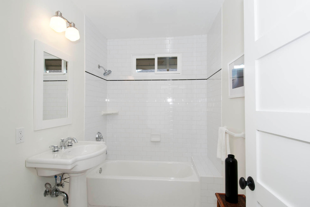 ロサンゼルスにある低価格の中くらいなトラディショナルスタイルのおしゃれな浴室 (白いタイル、サブウェイタイル、アルコーブ型浴槽、シャワー付き浴槽	、分離型トイレ、ペデスタルシンク、白い壁、セラミックタイルの床) の写真