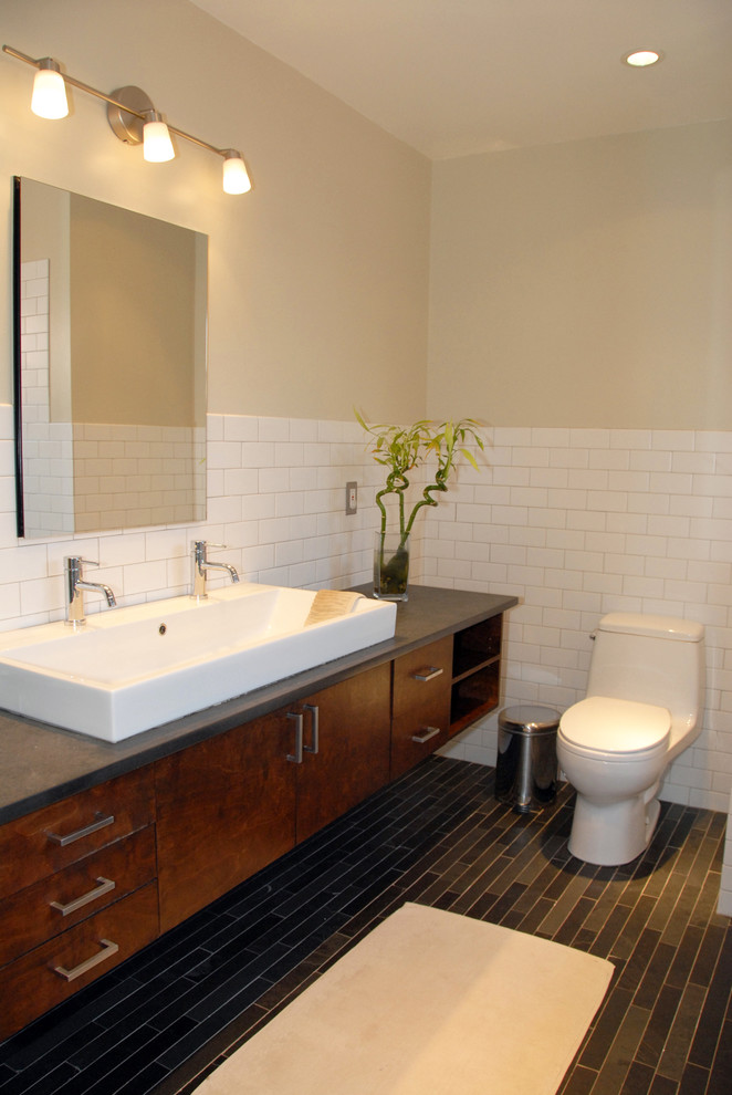 Exemple d'une petite salle de bain principale chic en bois foncé avec une grande vasque, un placard à porte plane, un plan de toilette en béton, une baignoire posée, une douche d'angle, WC séparés, un carrelage blanc, un carrelage métro, un mur blanc et un sol en ardoise.