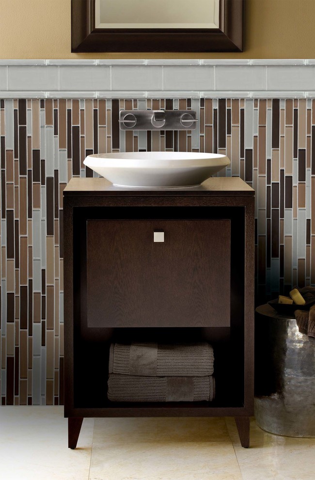 Esempio di una stanza da bagno con piastrelle marroni e piastrelle di vetro