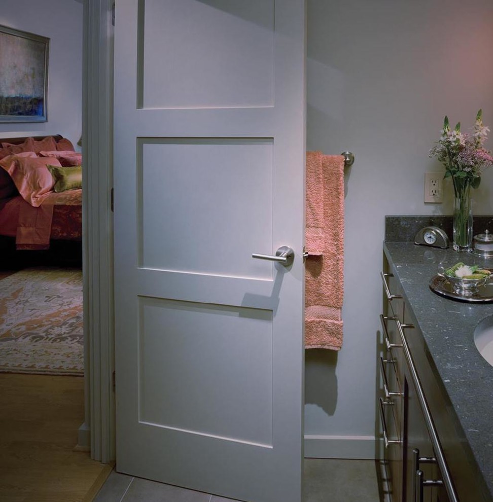 Immagine di una stanza da bagno tradizionale con pareti grigie, pavimento in gres porcellanato, lavabo sottopiano e pavimento grigio