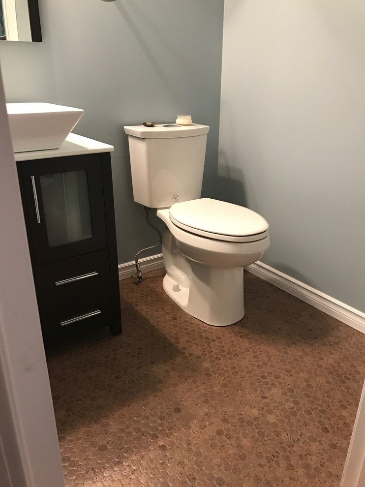 Exemple d'une salle de bain avec mosaïque et un sol en liège.