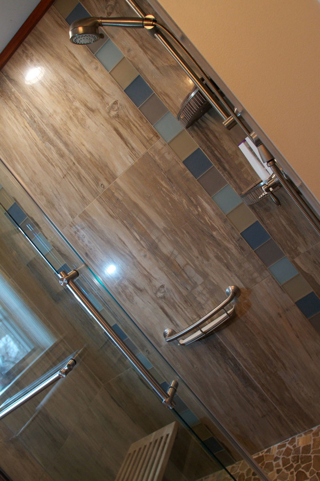 Foto di una stanza da bagno con doccia chic di medie dimensioni con piastrelle blu, piastrelle di vetro, pareti grigie e pavimento in pietra calcarea