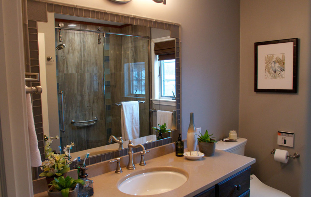 Imagen de cuarto de baño tradicional renovado de tamaño medio con baldosas y/o azulejos azules, baldosas y/o azulejos de vidrio, paredes grises, suelo de piedra caliza y aseo y ducha