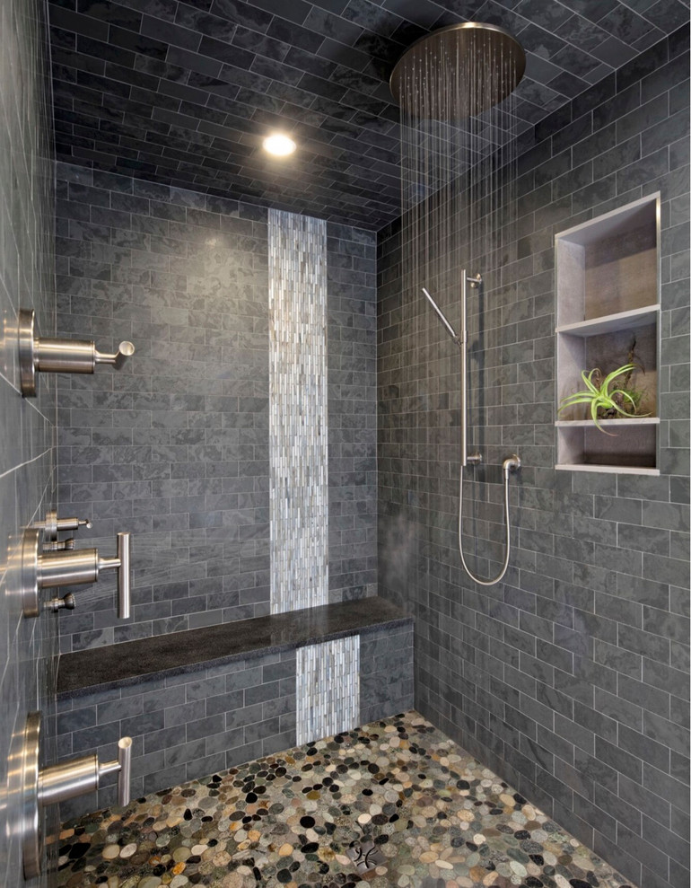 Идея дизайна: главная ванная комната в современном стиле с плоскими фасадами, серыми фасадами, отдельно стоящей ванной, душевой комнатой, унитазом-моноблоком, черной плиткой, плиткой из сланца, синими стенами, полом из керамической плитки, настольной раковиной, столешницей из кварцита, бежевым полом, открытым душем и белой столешницей