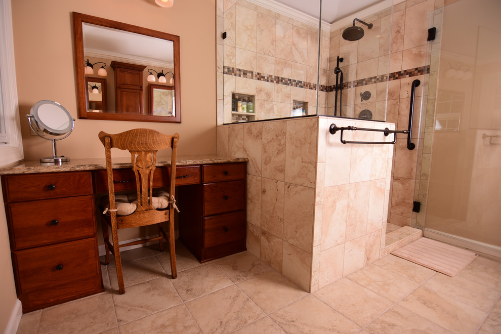 Bild på ett stort vintage en-suite badrum, med luckor med upphöjd panel, skåp i mellenmörkt trä, en hörndusch, beige kakel, stenkakel, beige väggar, travertin golv, ett undermonterad handfat, granitbänkskiva, beiget golv och dusch med gångjärnsdörr