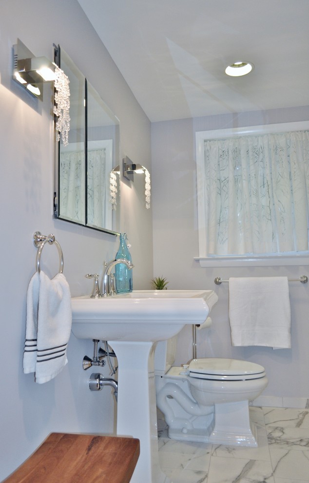 Foto på ett litet vintage en-suite badrum, med ett piedestal handfat, vita skåp, en öppen dusch, en toalettstol med separat cisternkåpa, vit kakel, porslinskakel, grå väggar och klinkergolv i porslin