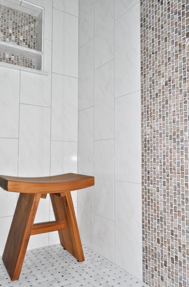 На фото: маленькая главная ванная комната в стиле неоклассика (современная классика) с раковиной с пьедесталом, белыми фасадами, открытым душем, раздельным унитазом, белой плиткой, керамогранитной плиткой, серыми стенами и полом из керамогранита для на участке и в саду