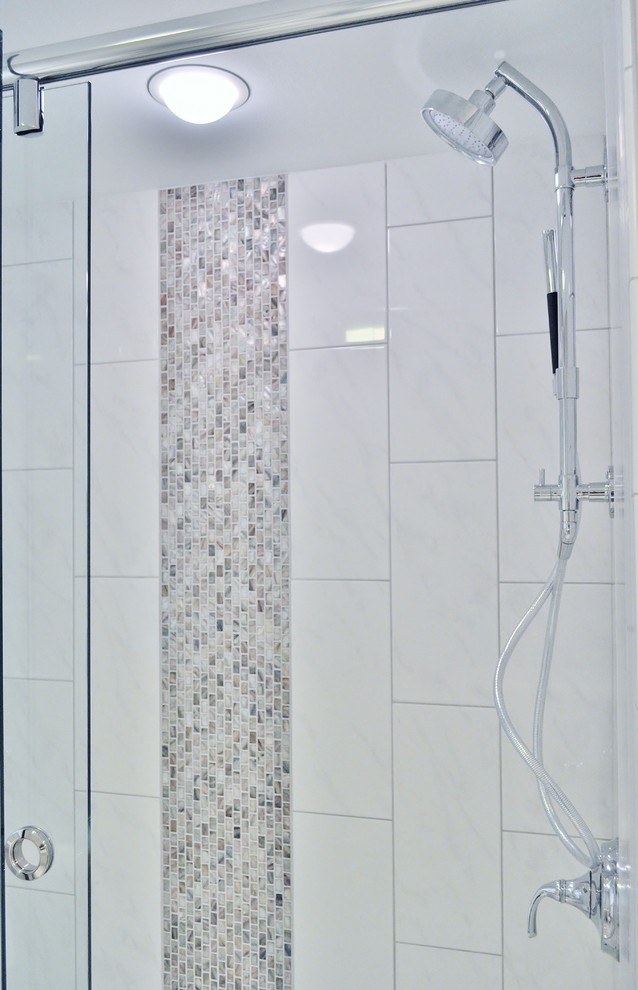 Exempel på ett litet klassiskt en-suite badrum, med ett piedestal handfat, vita skåp, en öppen dusch, en toalettstol med separat cisternkåpa, vit kakel, porslinskakel, grå väggar och klinkergolv i porslin