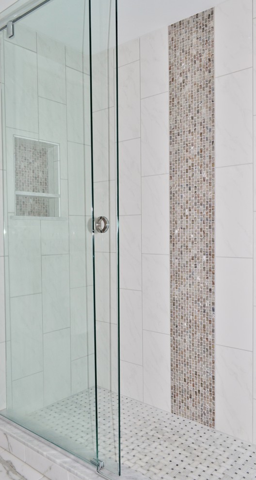 Immagine di una piccola stanza da bagno padronale tradizionale con lavabo a colonna, ante bianche, doccia aperta, WC a due pezzi, piastrelle bianche, piastrelle in gres porcellanato, pareti grigie e pavimento in gres porcellanato