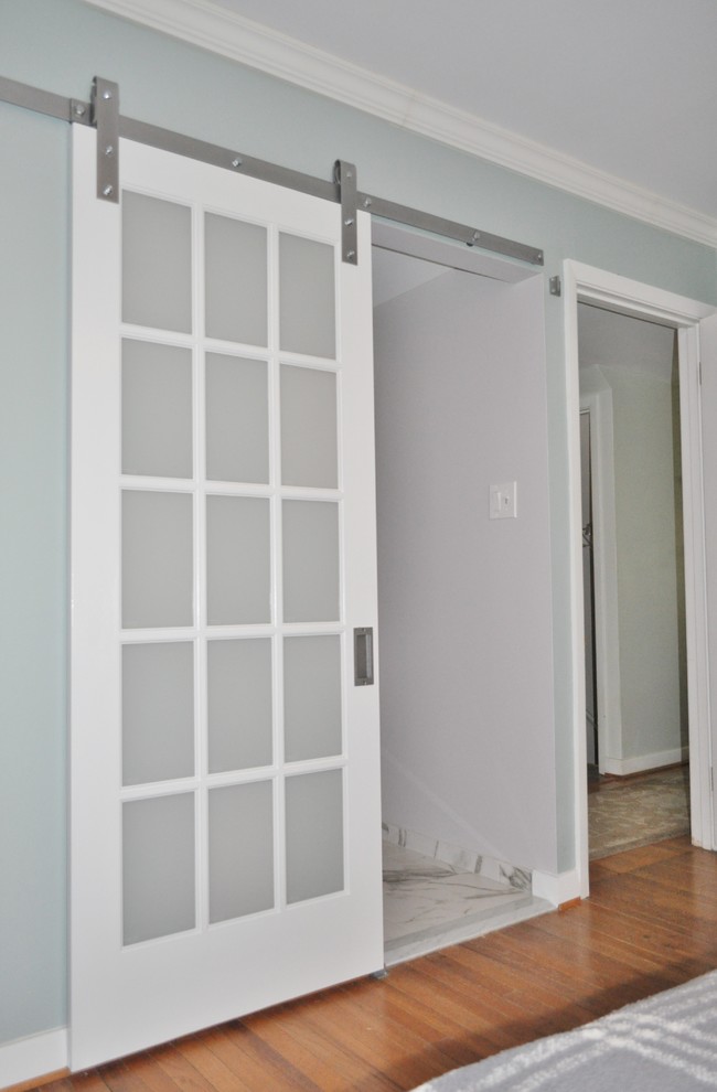 Exempel på ett litet klassiskt en-suite badrum, med ett piedestal handfat, vita skåp, en öppen dusch, en toalettstol med separat cisternkåpa, vit kakel, porslinskakel, grå väggar och klinkergolv i porslin