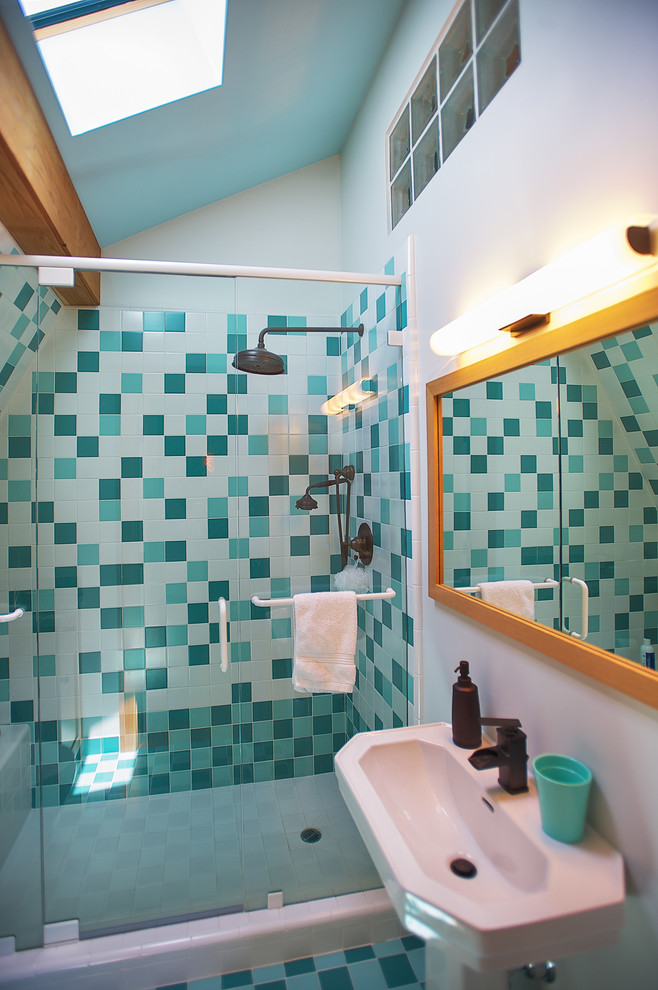 Idéer för att renovera ett lantligt badrum med dusch, med ett piedestal handfat, en dusch i en alkov, flerfärgad kakel, mosaik och vita väggar