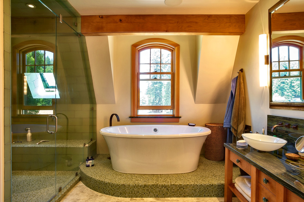 Immagine di una stanza da bagno padronale country di medie dimensioni con ante lisce, ante in legno scuro, vasca freestanding, doccia aperta, pareti bianche e lavabo a bacinella