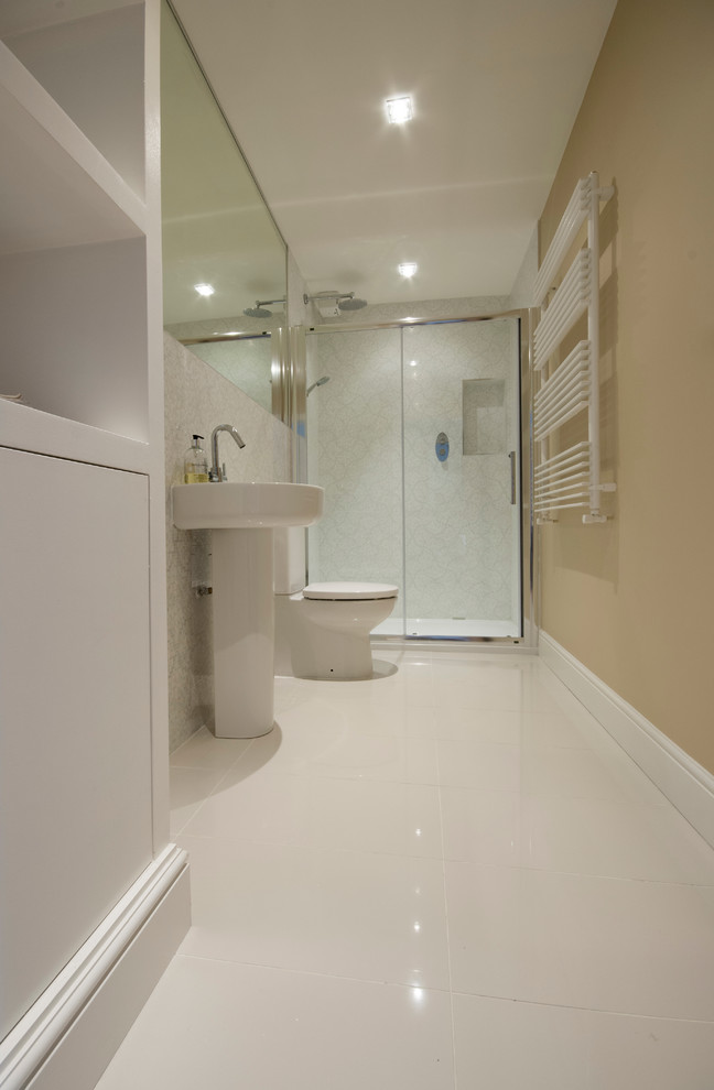 Idee per una stanza da bagno minimalista di medie dimensioni con piastrelle bianche, piastrelle in gres porcellanato, pareti bianche e pavimento in gres porcellanato