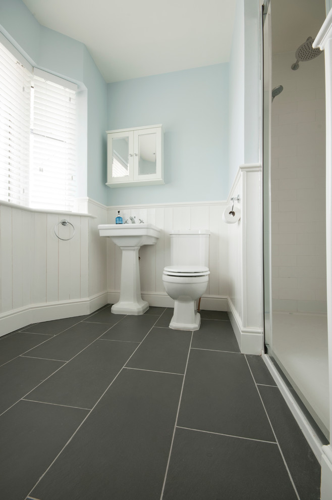 Imagen de cuarto de baño moderno de tamaño medio con baldosas y/o azulejos grises, baldosas y/o azulejos de porcelana, paredes azules, suelo de baldosas de porcelana y aseo y ducha