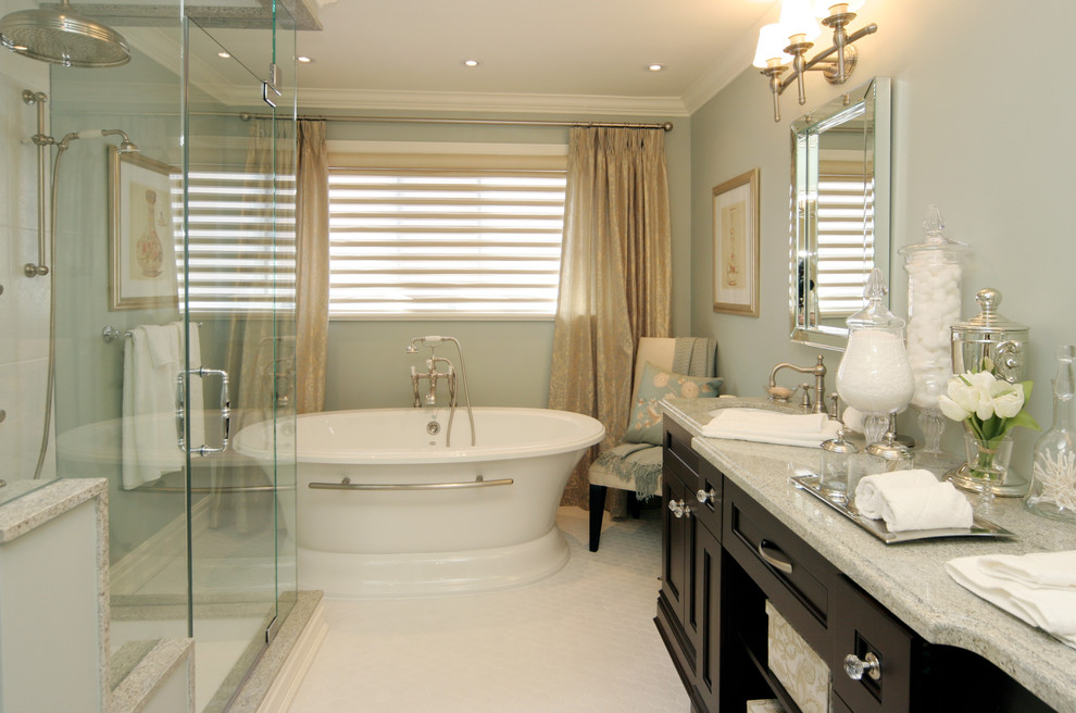 Modern inredning av ett mellanstort en-suite badrum, med luckor med infälld panel, skåp i mörkt trä, ett fristående badkar, ett undermonterad handfat, en dusch i en alkov, blå väggar, vit kakel, keramikplattor, mosaikgolv och bänkskiva i kalksten